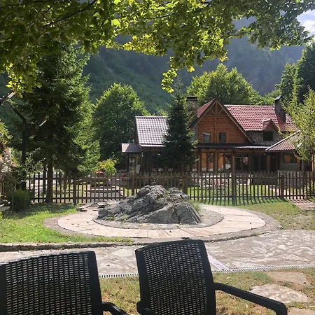 Rilindja 게스트하우스 *