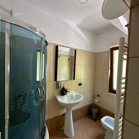 Rilindja 게스트하우스 *